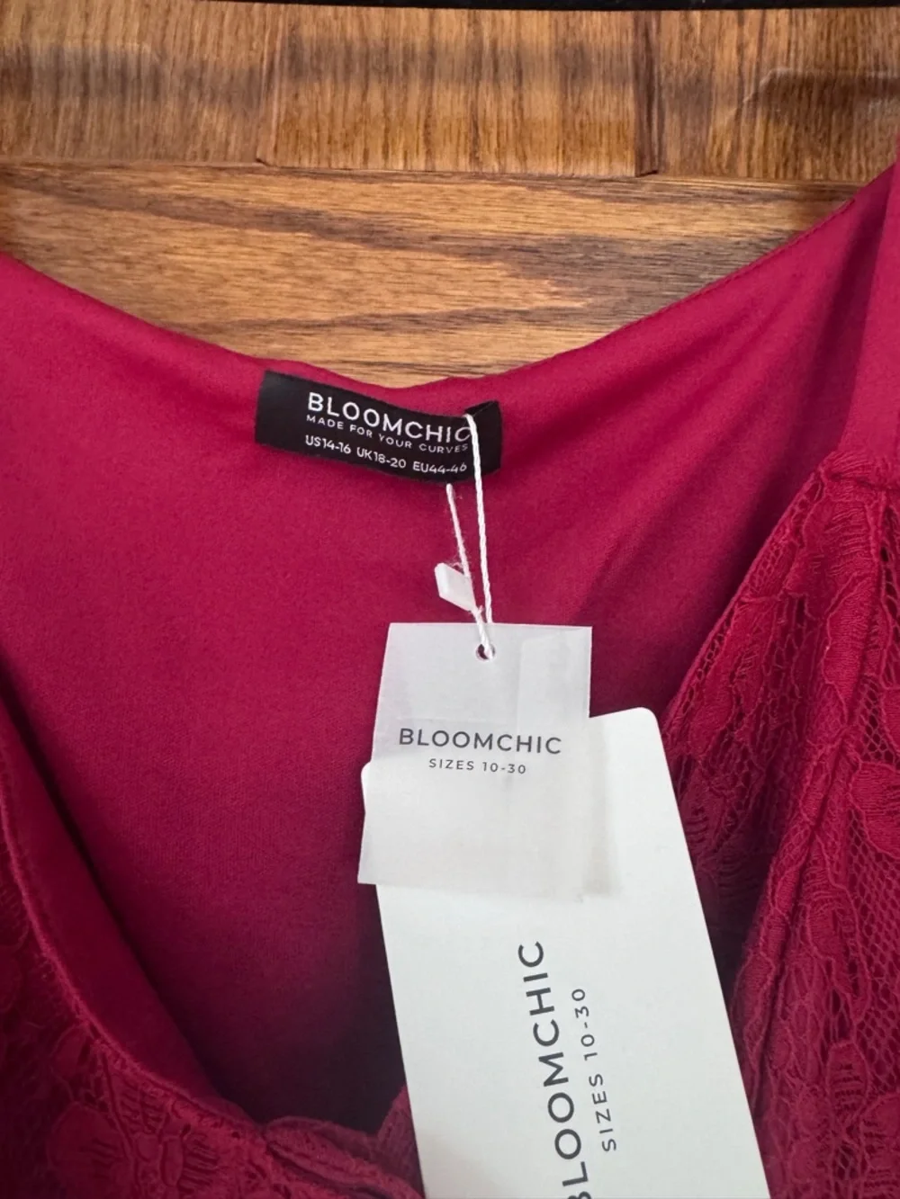 Red lace dress - Picture 2 of 4